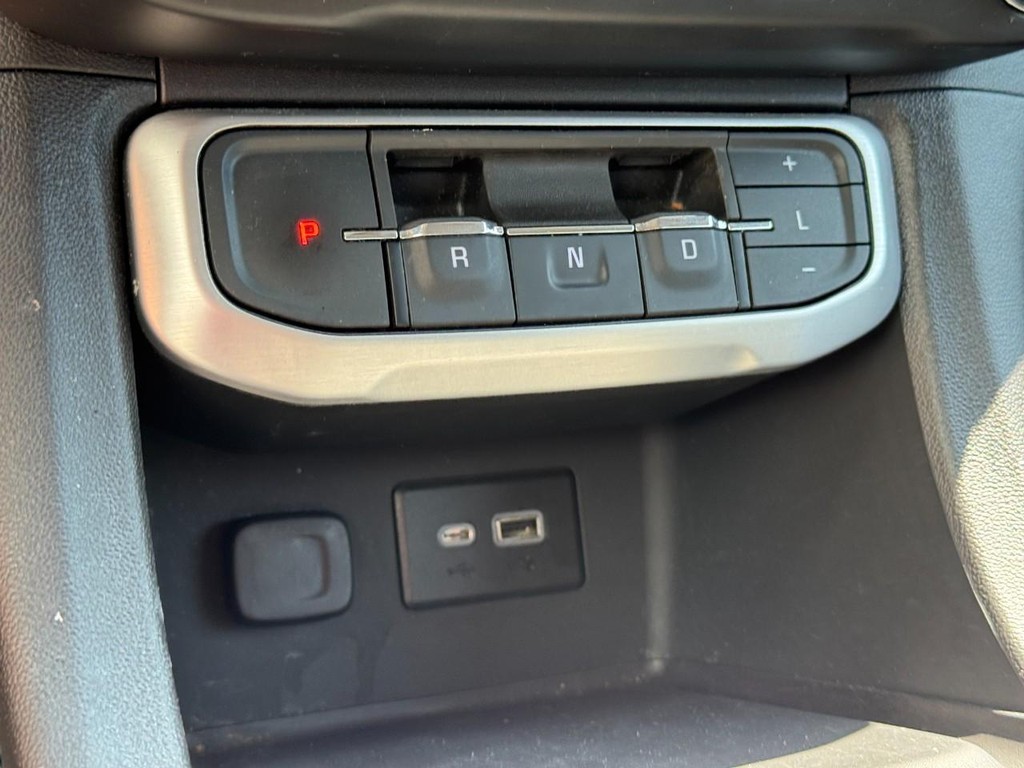 GMC Acadia Vehicle Full-screen Gallery Image 20