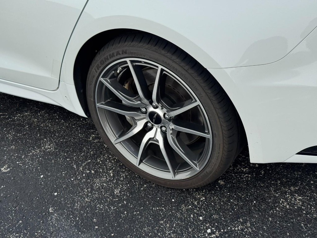 Genesis G70 Vehicle Full-screen Gallery Image 05