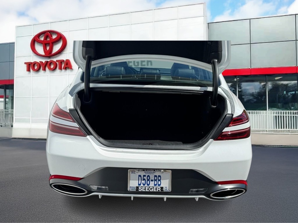 Genesis G70 Vehicle Full-screen Gallery Image 09