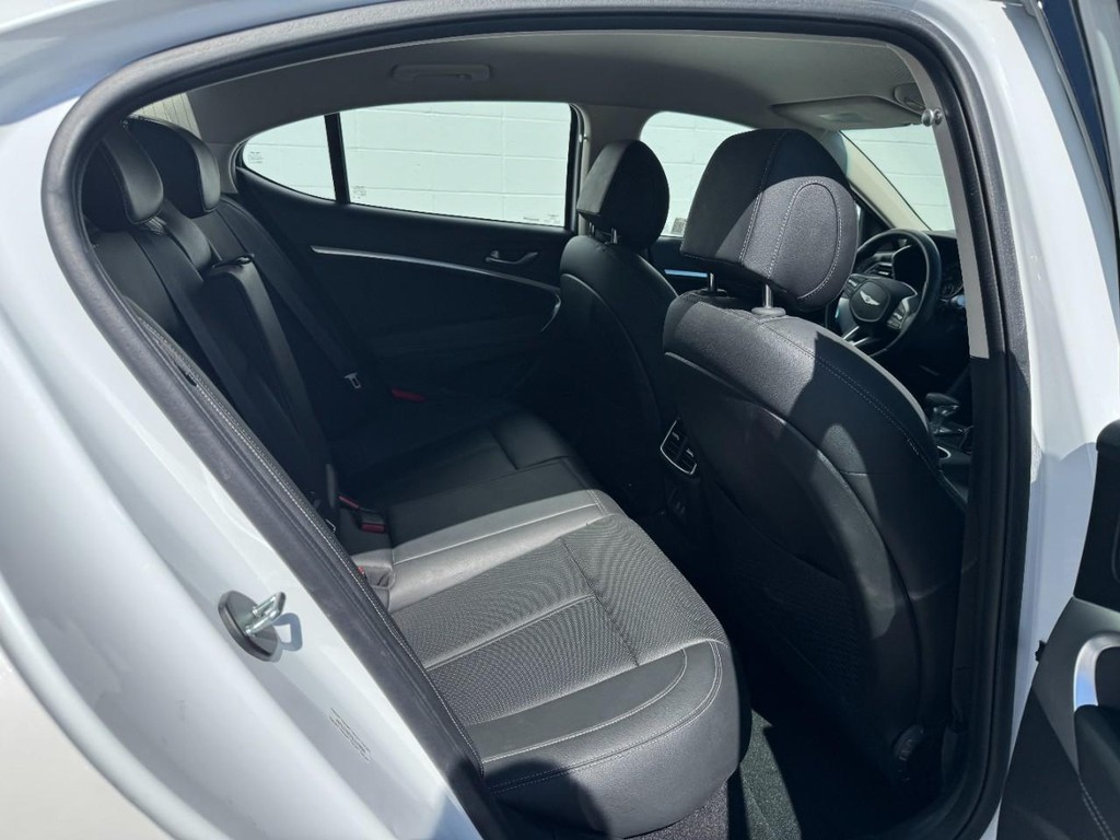 Genesis G70 Vehicle Full-screen Gallery Image 10