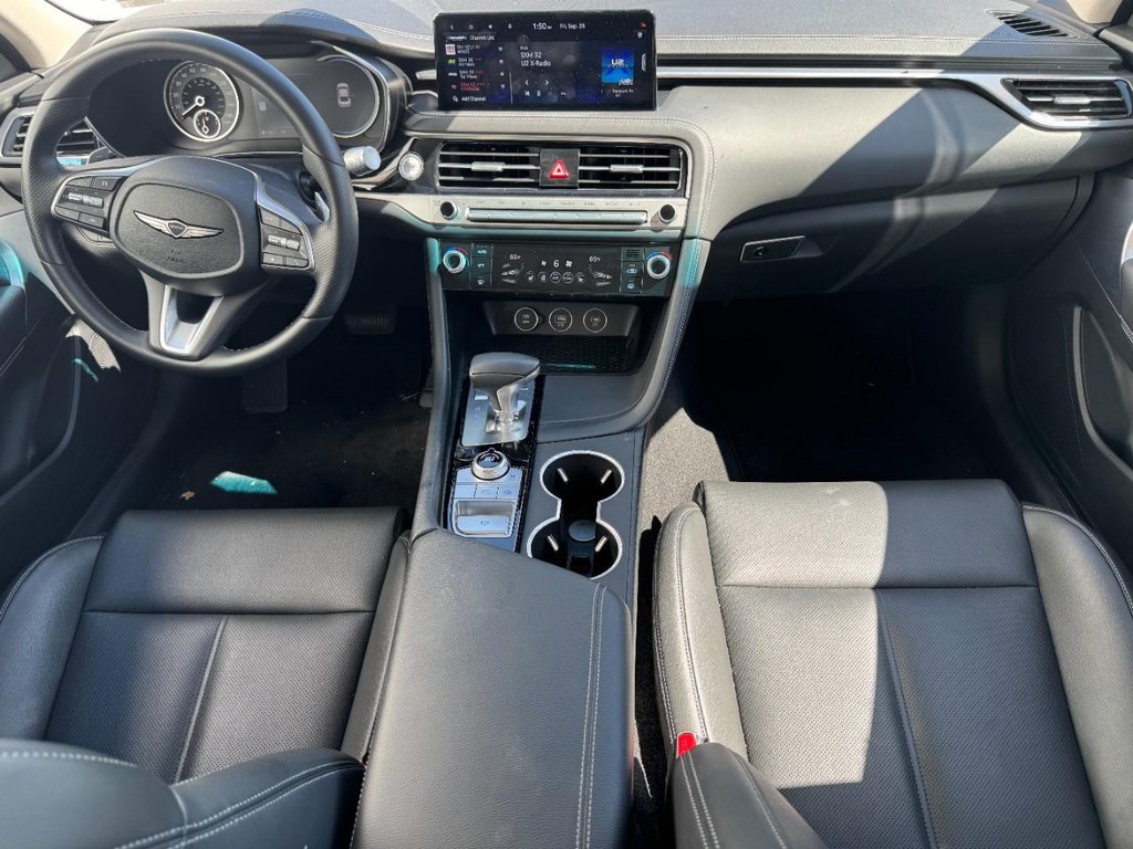 Genesis G70 Vehicle Full-screen Gallery Image 11