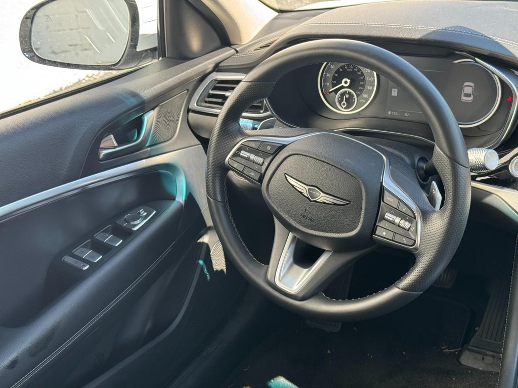 Genesis G70 Vehicle Full-screen Gallery Image 12