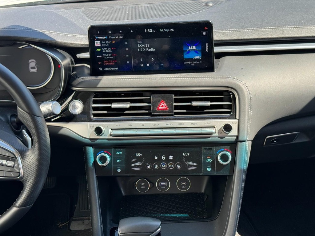 Genesis G70 Vehicle Full-screen Gallery Image 13