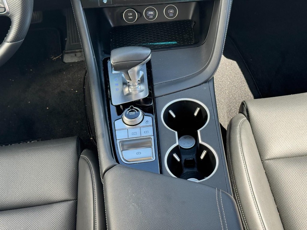 Genesis G70 Vehicle Full-screen Gallery Image 14