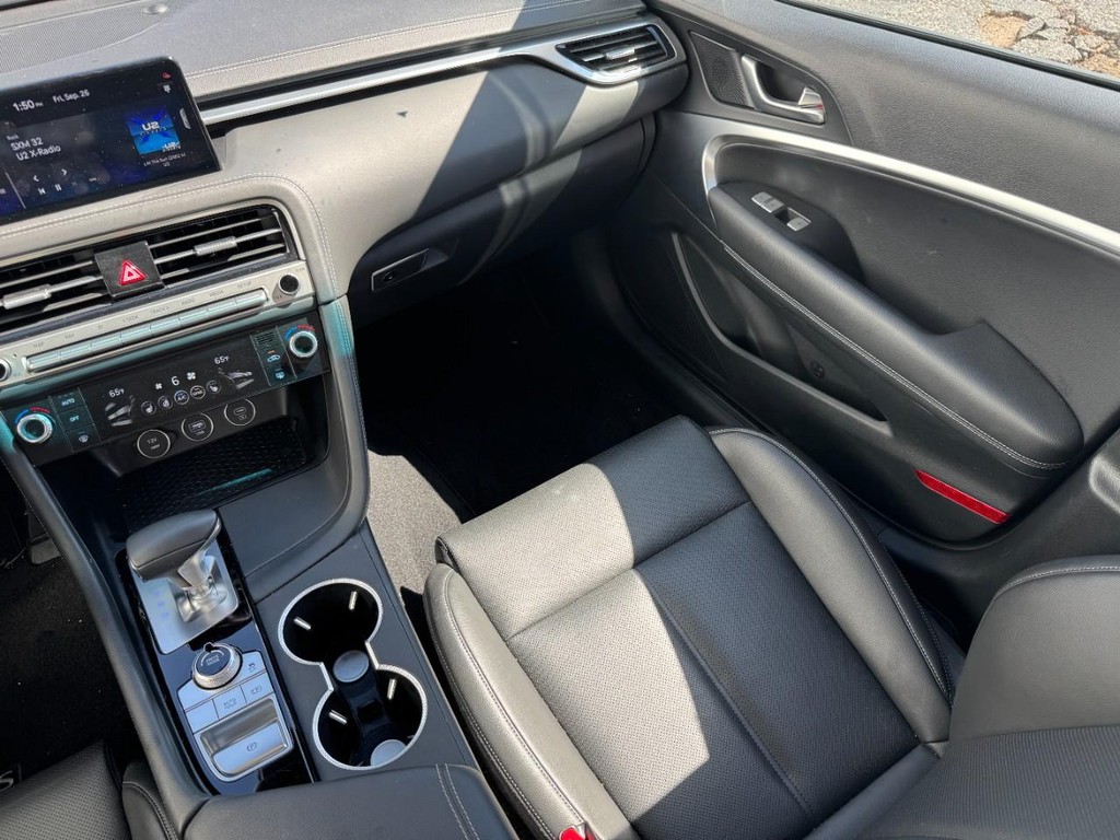 Genesis G70 Vehicle Full-screen Gallery Image 15