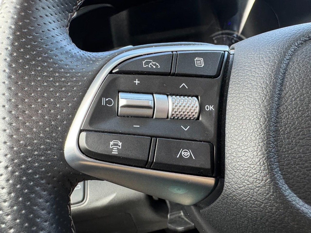 Genesis G70 Vehicle Full-screen Gallery Image 16