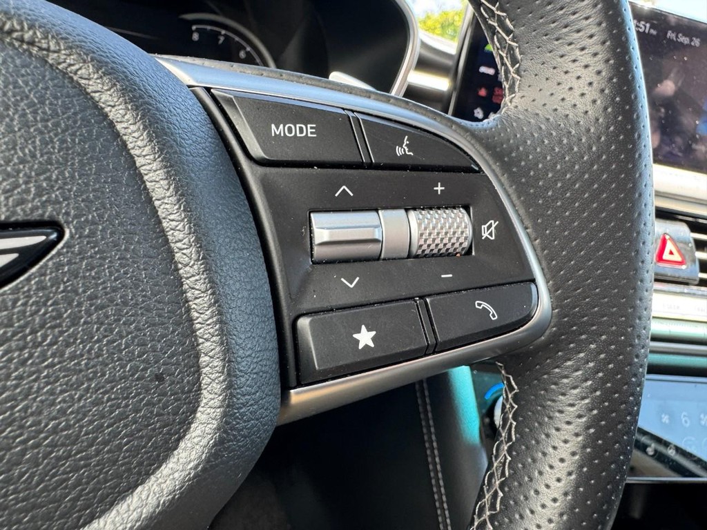 Genesis G70 Vehicle Full-screen Gallery Image 17