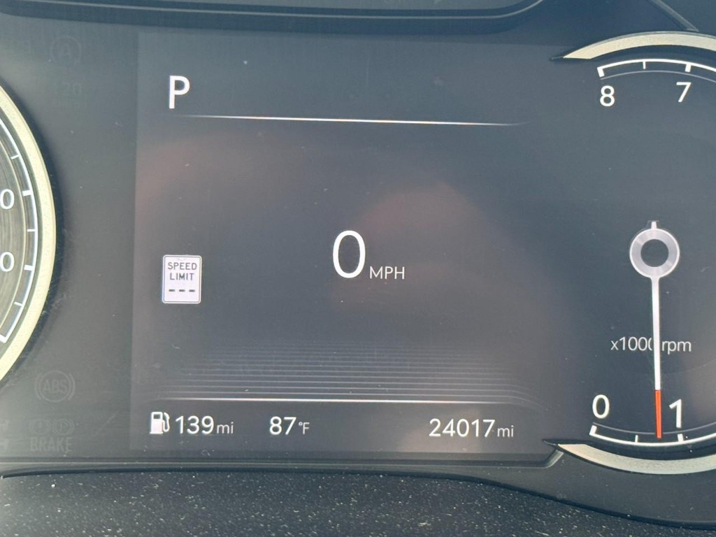 Genesis G70 Vehicle Full-screen Gallery Image 18