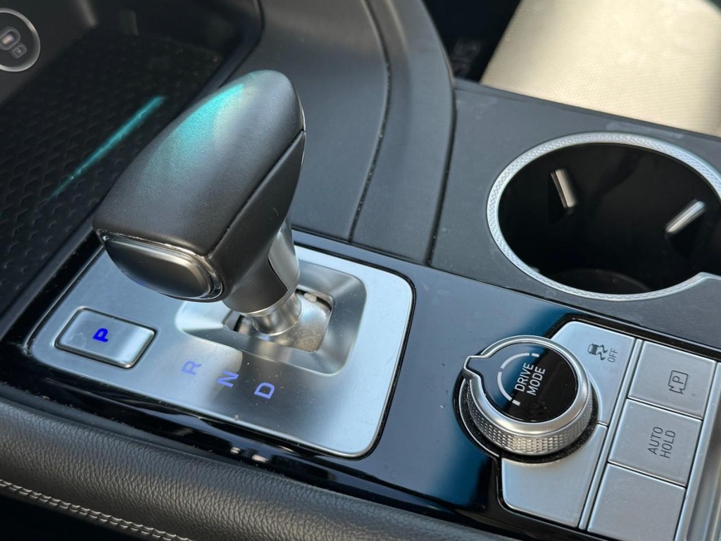 Genesis G70 Vehicle Full-screen Gallery Image 19