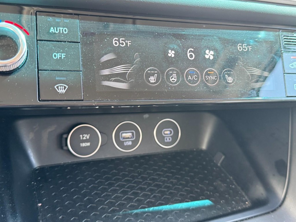 Genesis G70 Vehicle Full-screen Gallery Image 20