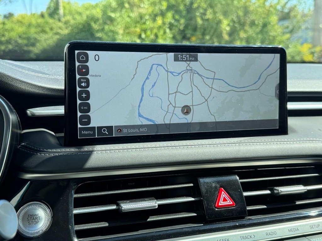 Genesis G70 Vehicle Full-screen Gallery Image 21