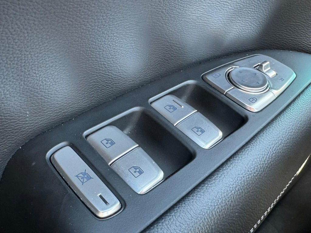 Genesis G70 Vehicle Full-screen Gallery Image 23