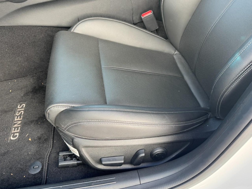 Genesis G70 Vehicle Full-screen Gallery Image 24