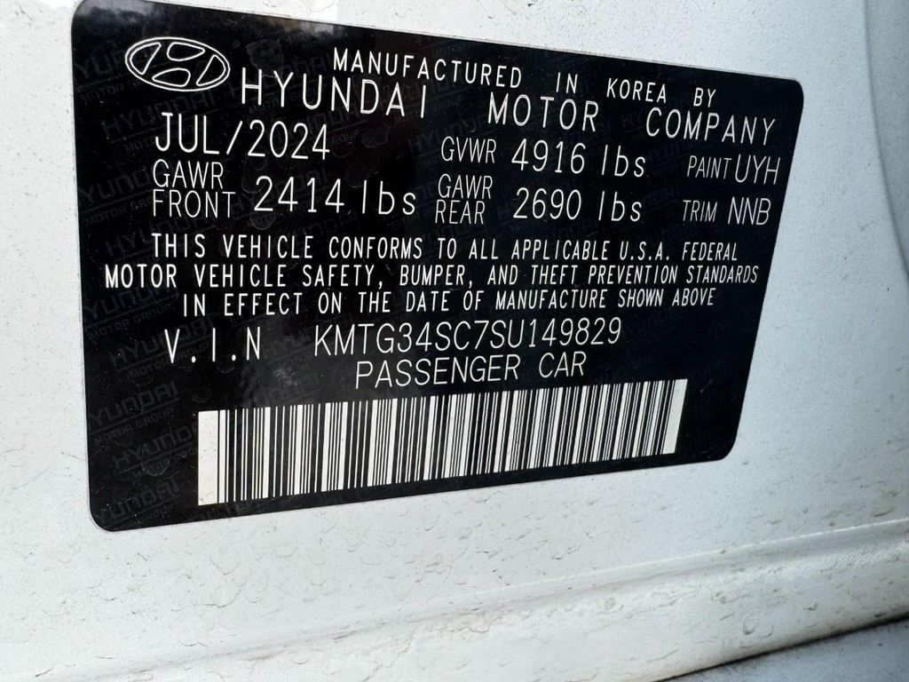 Genesis G70 Vehicle Full-screen Gallery Image 25