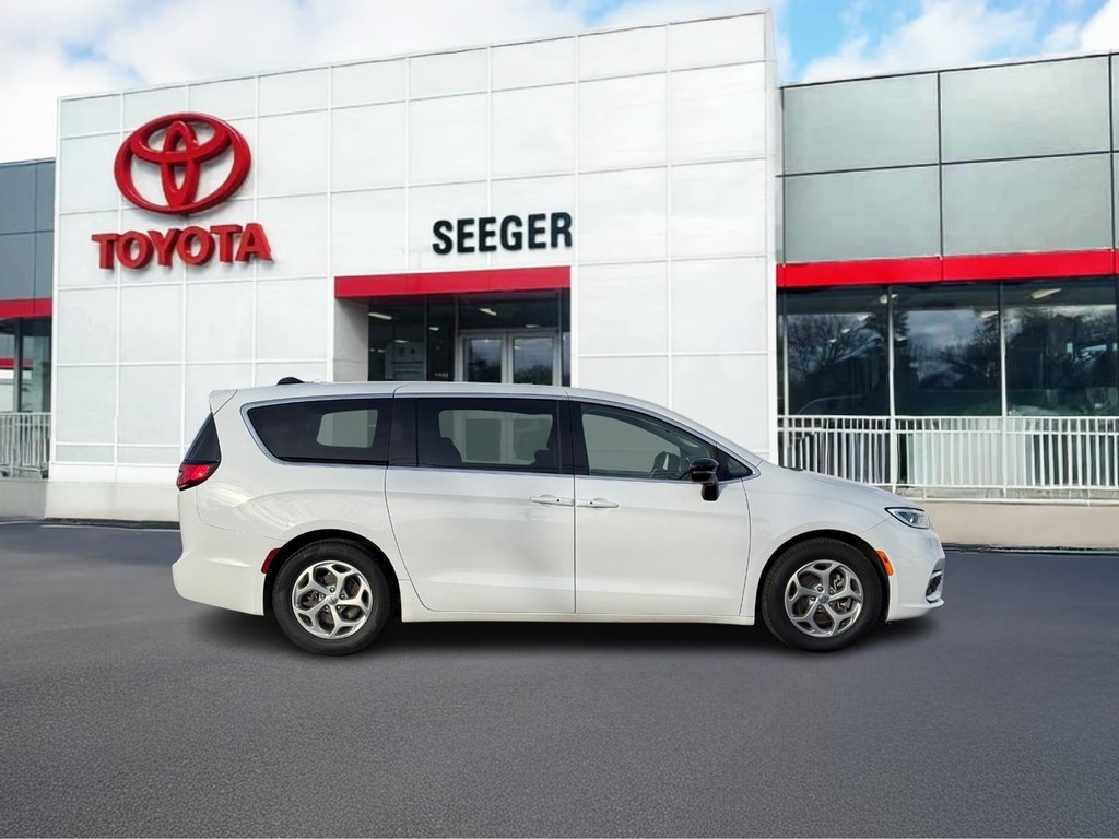 Chrysler Pacifica Vehicle Full-screen Gallery Image 02