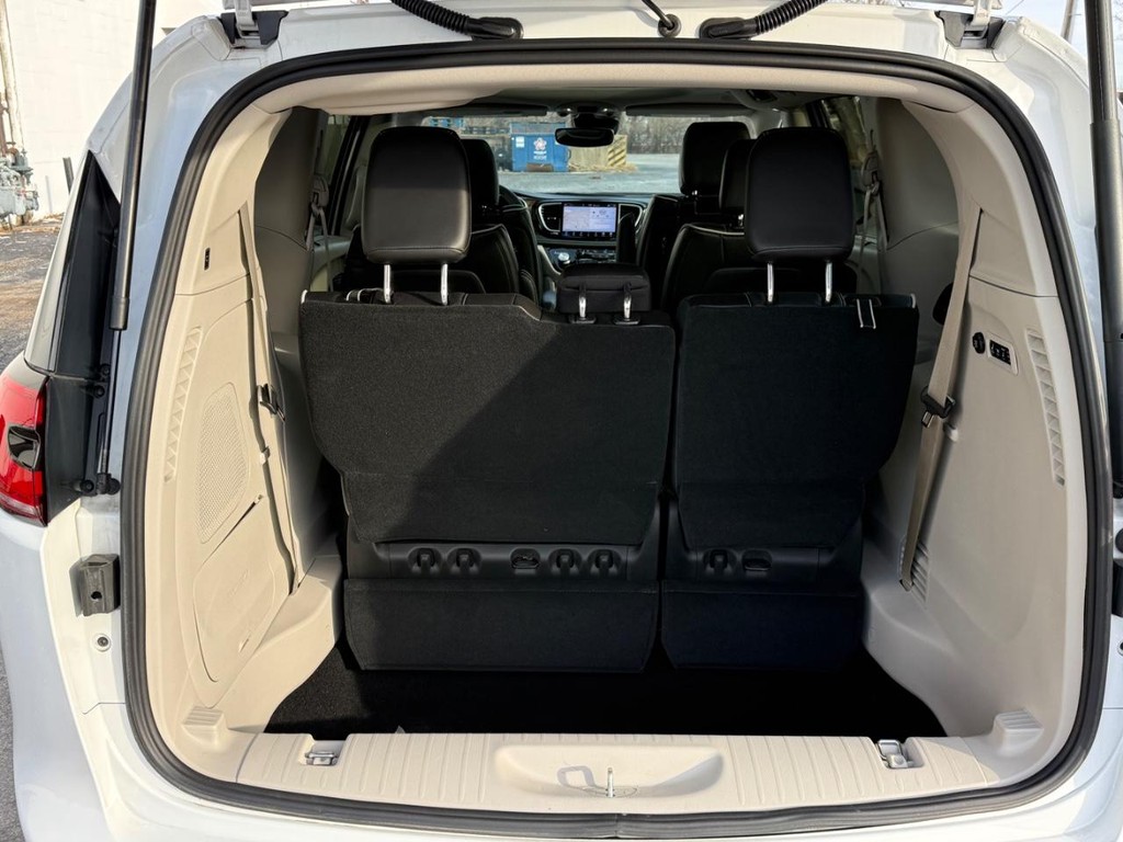 Chrysler Pacifica Vehicle Full-screen Gallery Image 04