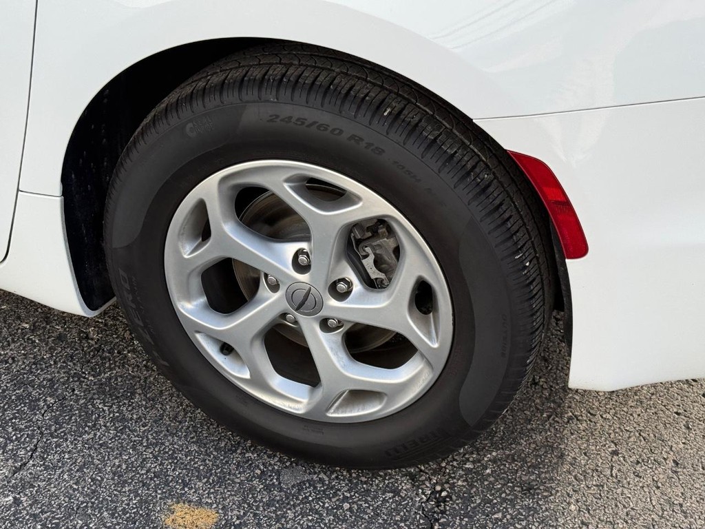 Chrysler Pacifica Vehicle Full-screen Gallery Image 08