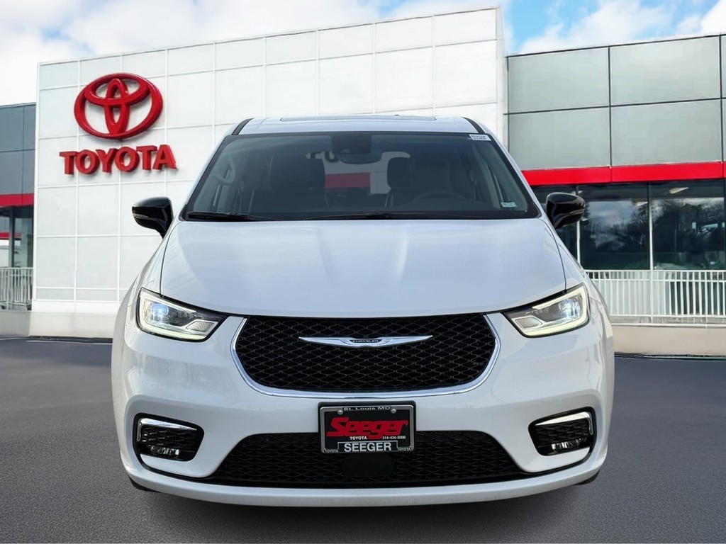 Chrysler Pacifica Vehicle Full-screen Gallery Image 10