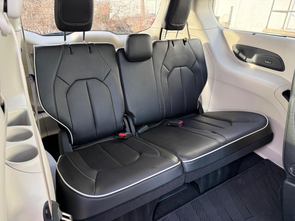 Chrysler Pacifica Vehicle Full-screen Gallery Image 11