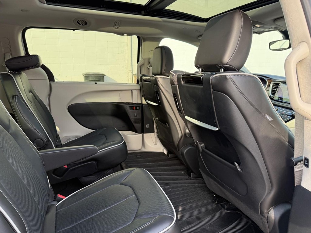 Chrysler Pacifica Vehicle Full-screen Gallery Image 12