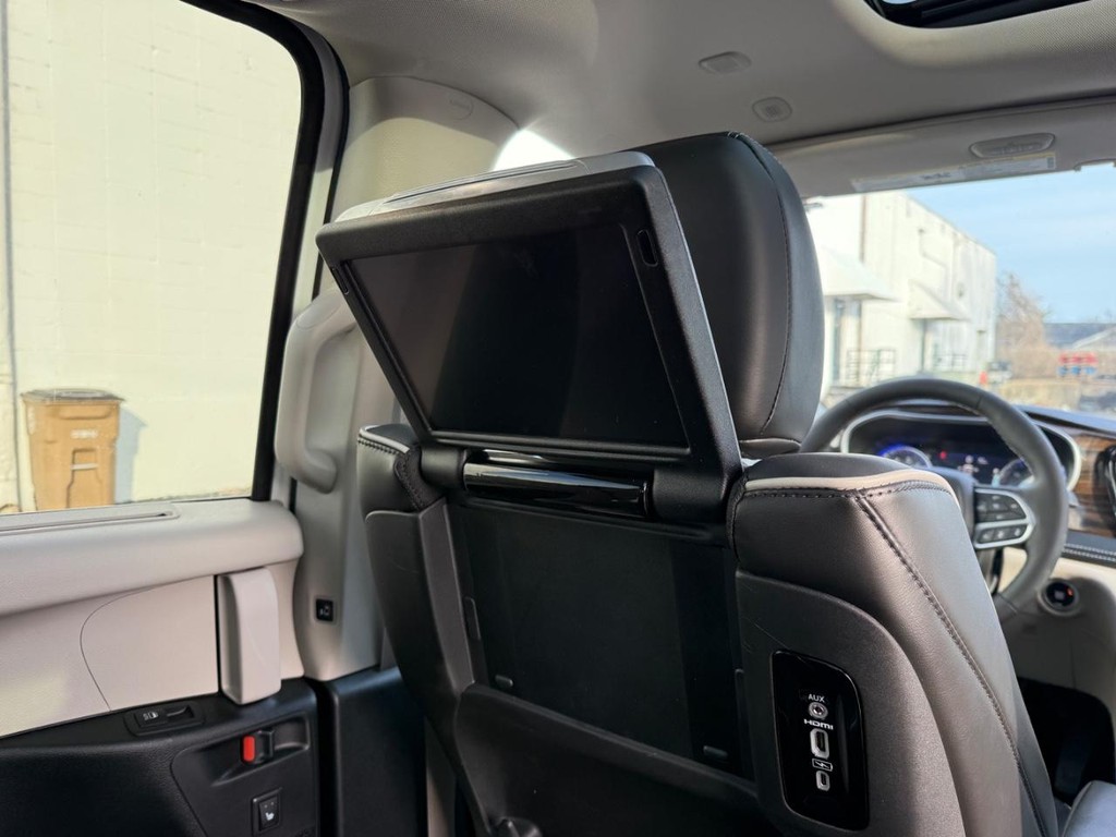 Chrysler Pacifica Vehicle Full-screen Gallery Image 13