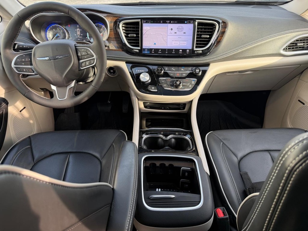 Chrysler Pacifica Vehicle Full-screen Gallery Image 14