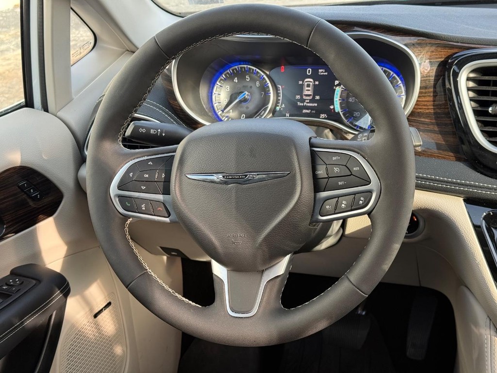 Chrysler Pacifica Vehicle Full-screen Gallery Image 15