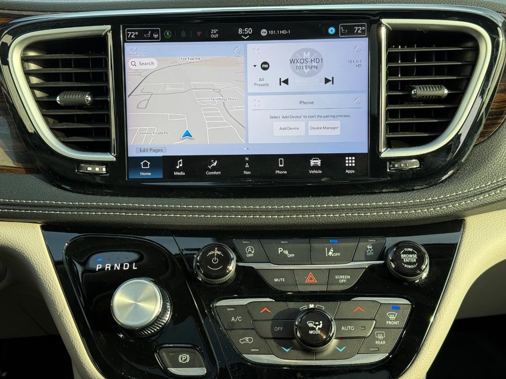 Chrysler Pacifica Vehicle Full-screen Gallery Image 16