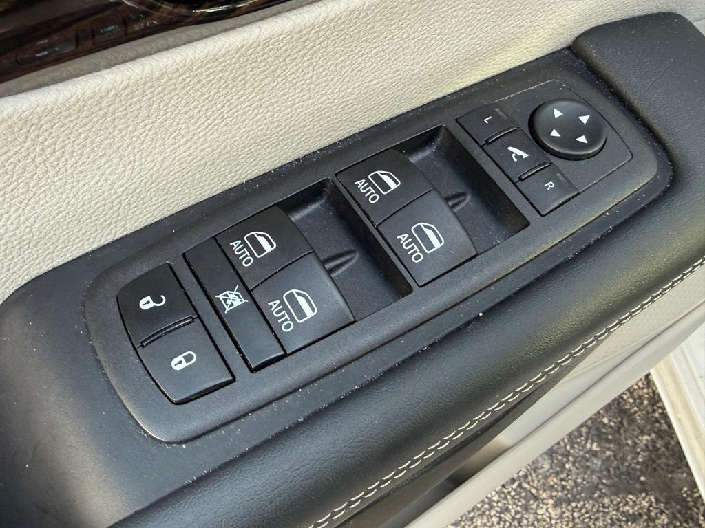 Chrysler Pacifica Vehicle Full-screen Gallery Image 17