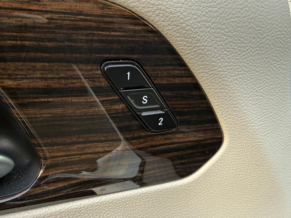 Chrysler Pacifica Vehicle Full-screen Gallery Image 18