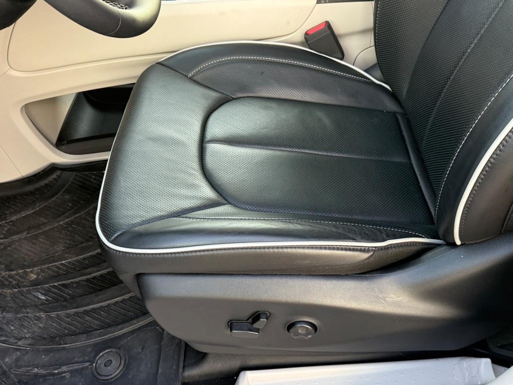 Chrysler Pacifica Vehicle Full-screen Gallery Image 19