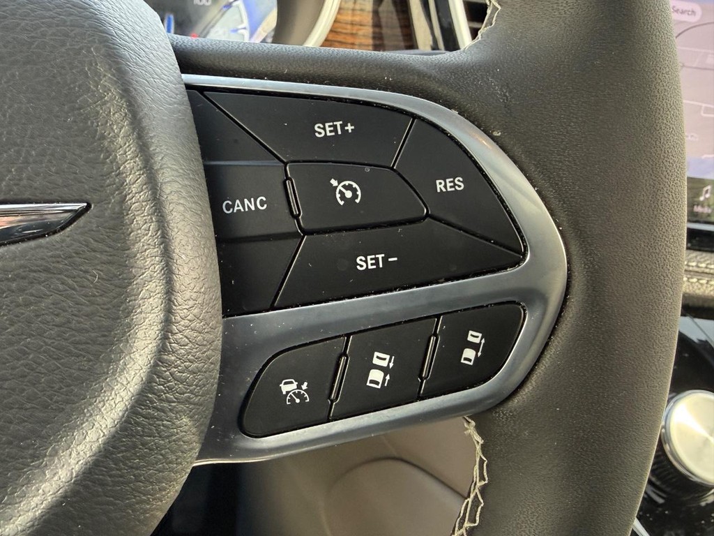 Chrysler Pacifica Vehicle Full-screen Gallery Image 21