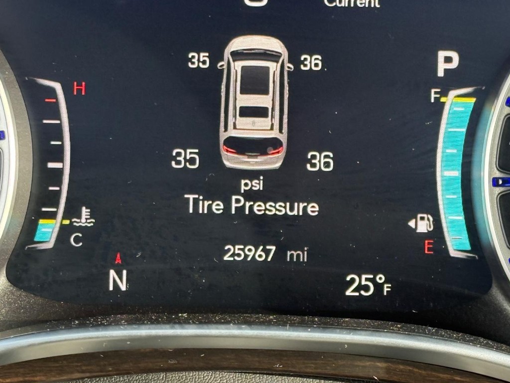 Chrysler Pacifica Vehicle Full-screen Gallery Image 23