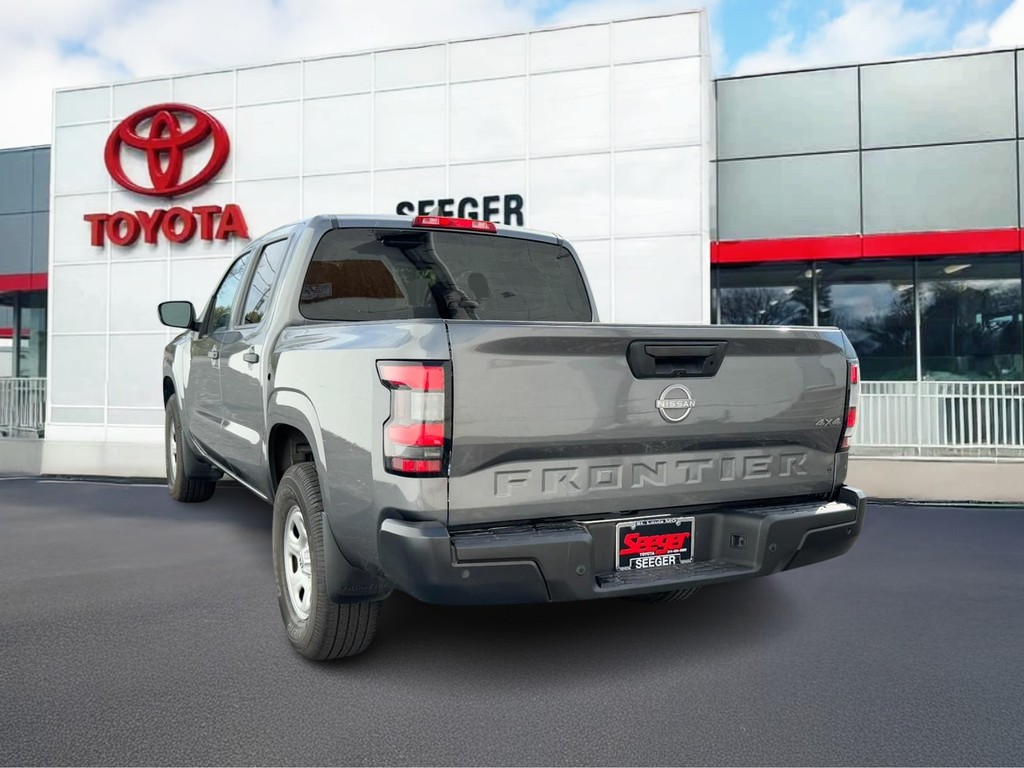 Nissan Frontier Vehicle Full-screen Gallery Image 04