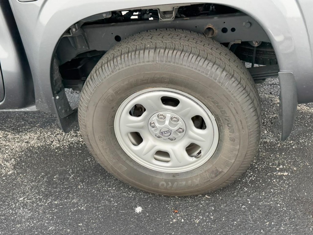 Nissan Frontier Vehicle Full-screen Gallery Image 05