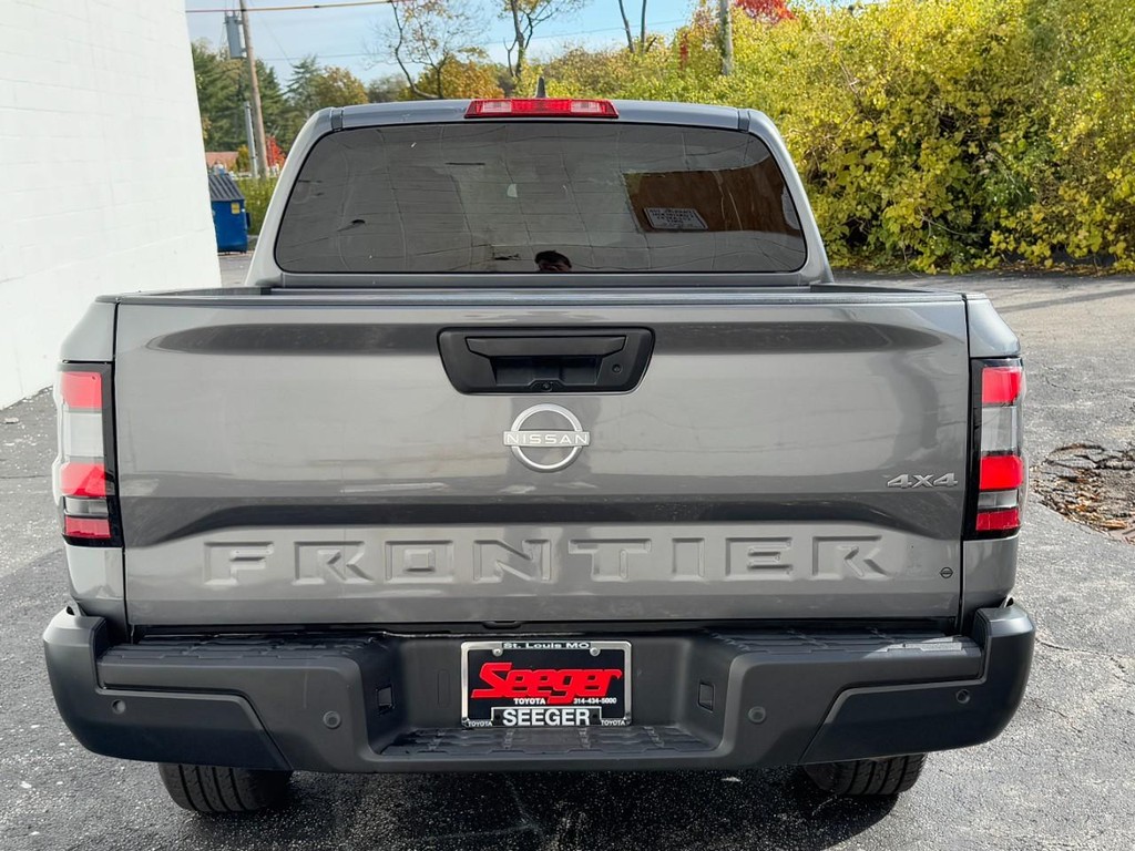 Nissan Frontier Vehicle Full-screen Gallery Image 08