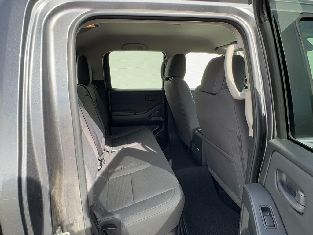 Nissan Frontier Vehicle Full-screen Gallery Image 10