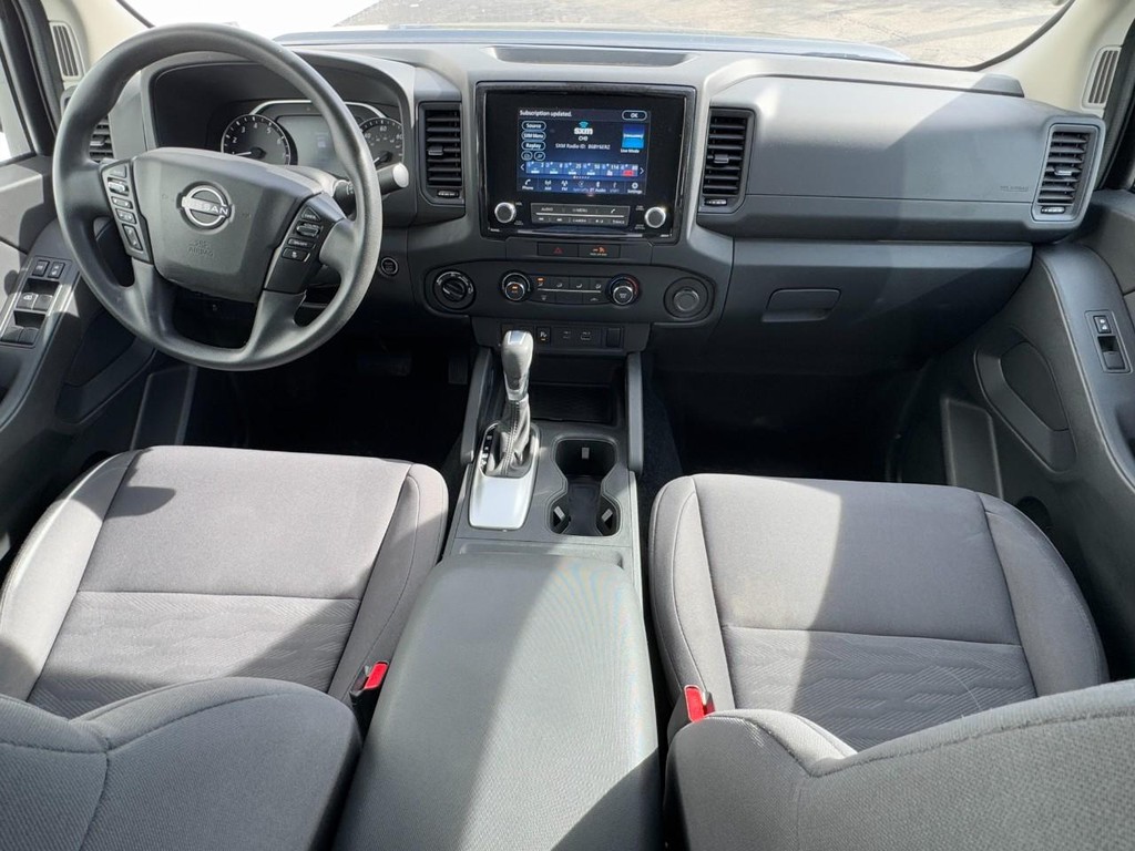 Nissan Frontier Vehicle Full-screen Gallery Image 11