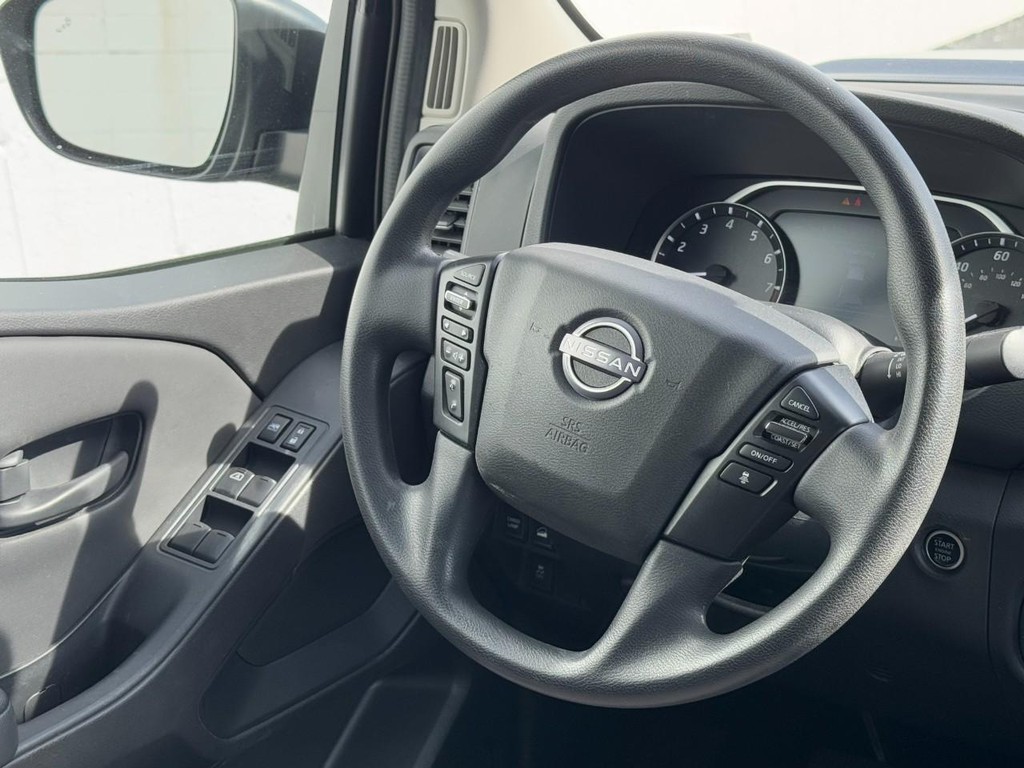 Nissan Frontier Vehicle Full-screen Gallery Image 12