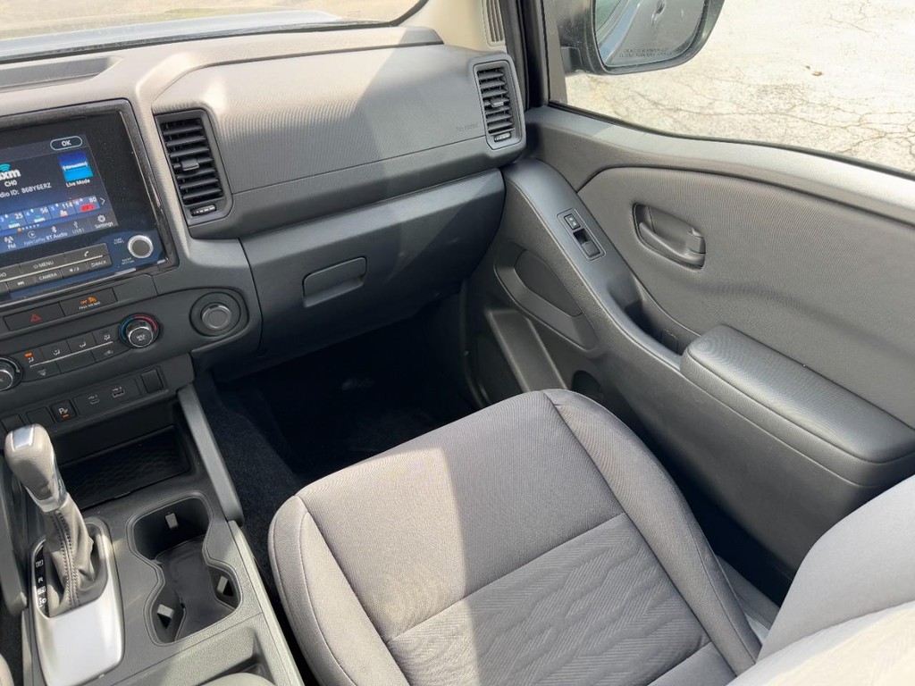 Nissan Frontier Vehicle Full-screen Gallery Image 15