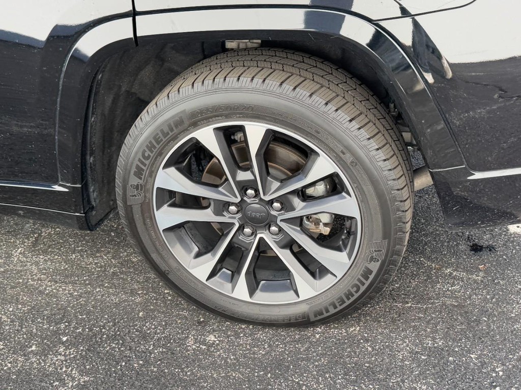 Jeep Grand Cherokee L Vehicle Full-screen Gallery Image 05