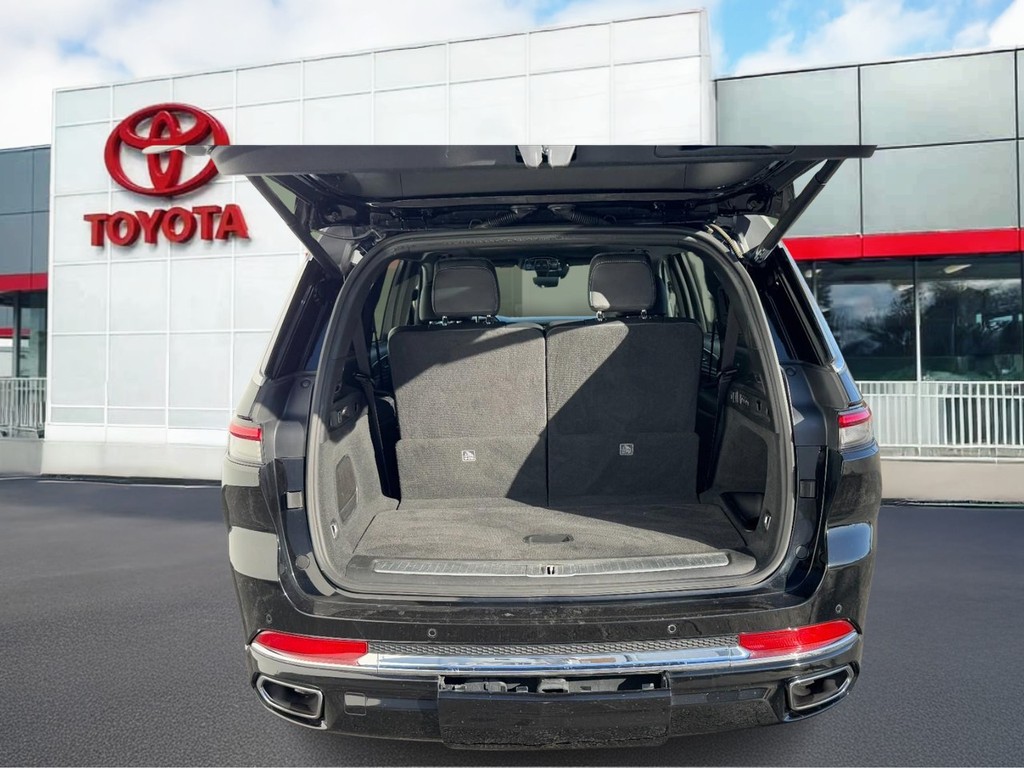 Jeep Grand Cherokee L Vehicle Full-screen Gallery Image 09