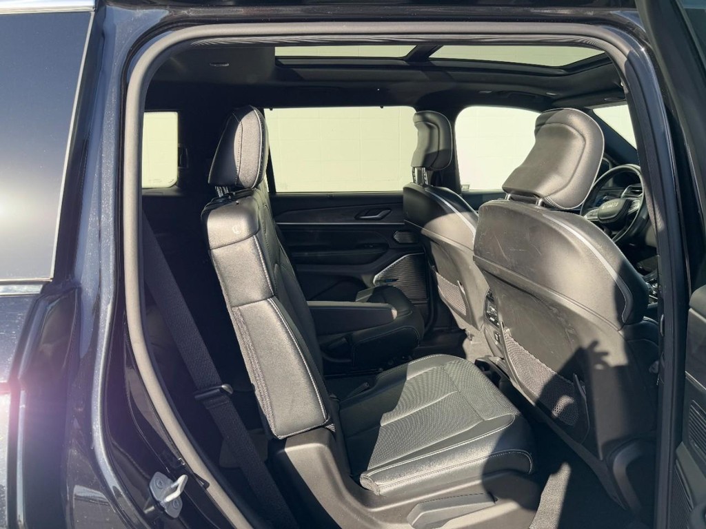 Jeep Grand Cherokee L Vehicle Full-screen Gallery Image 10