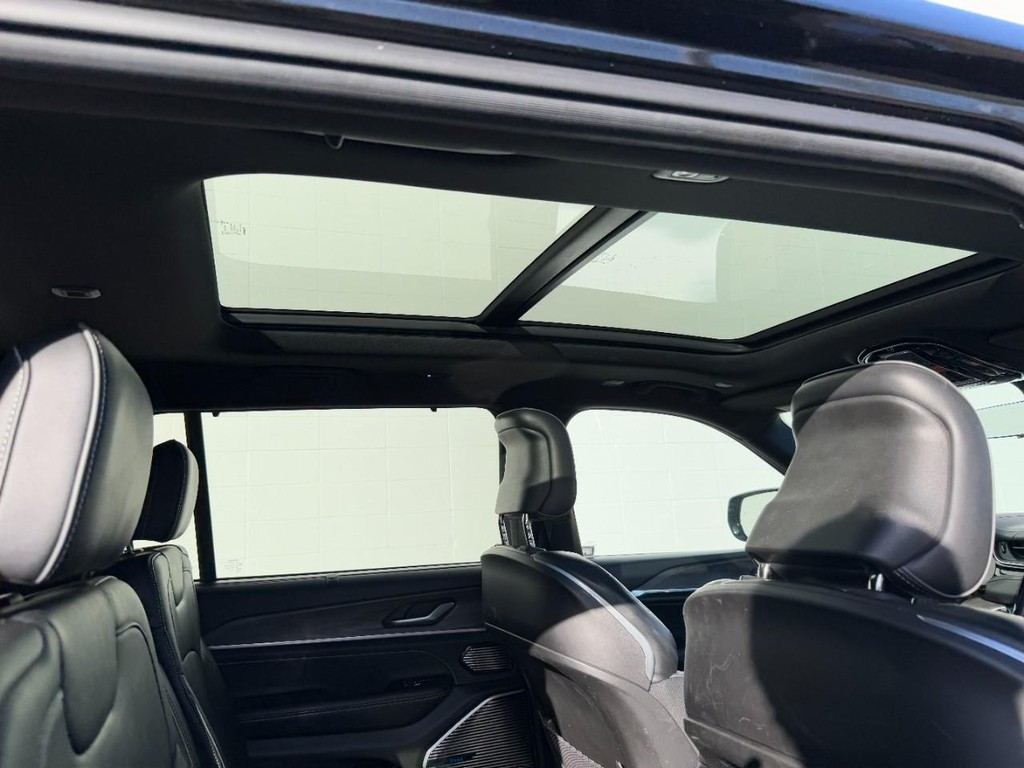 Jeep Grand Cherokee L Vehicle Full-screen Gallery Image 11