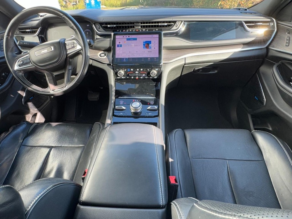 Jeep Grand Cherokee L Vehicle Full-screen Gallery Image 13