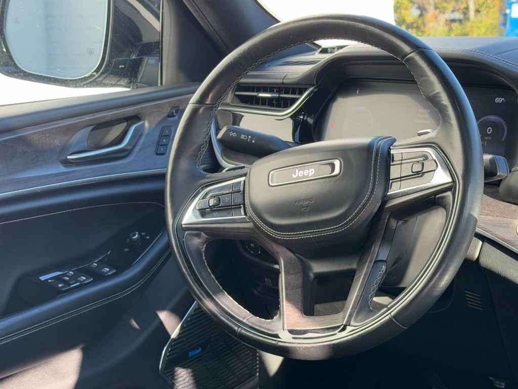 Jeep Grand Cherokee L Vehicle Full-screen Gallery Image 14