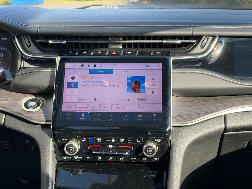 Jeep Grand Cherokee L Vehicle Full-screen Gallery Image 15