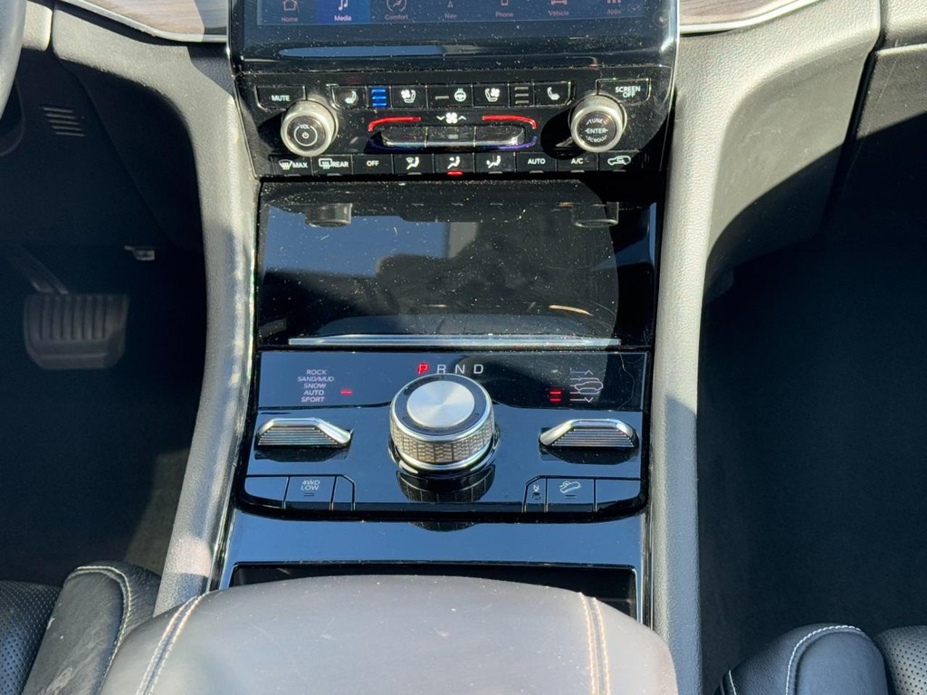 Jeep Grand Cherokee L Vehicle Full-screen Gallery Image 16