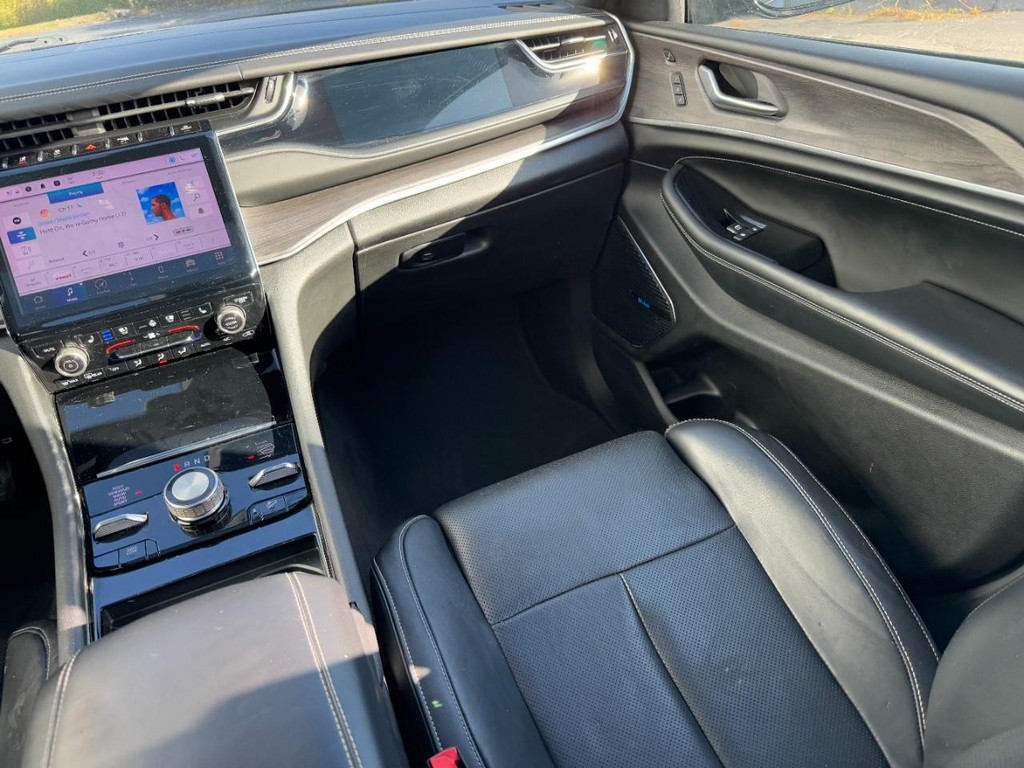 Jeep Grand Cherokee L Vehicle Full-screen Gallery Image 17