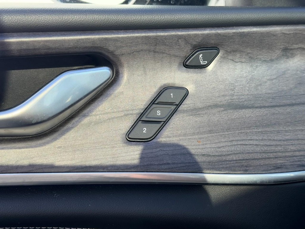 Jeep Grand Cherokee L Vehicle Full-screen Gallery Image 18